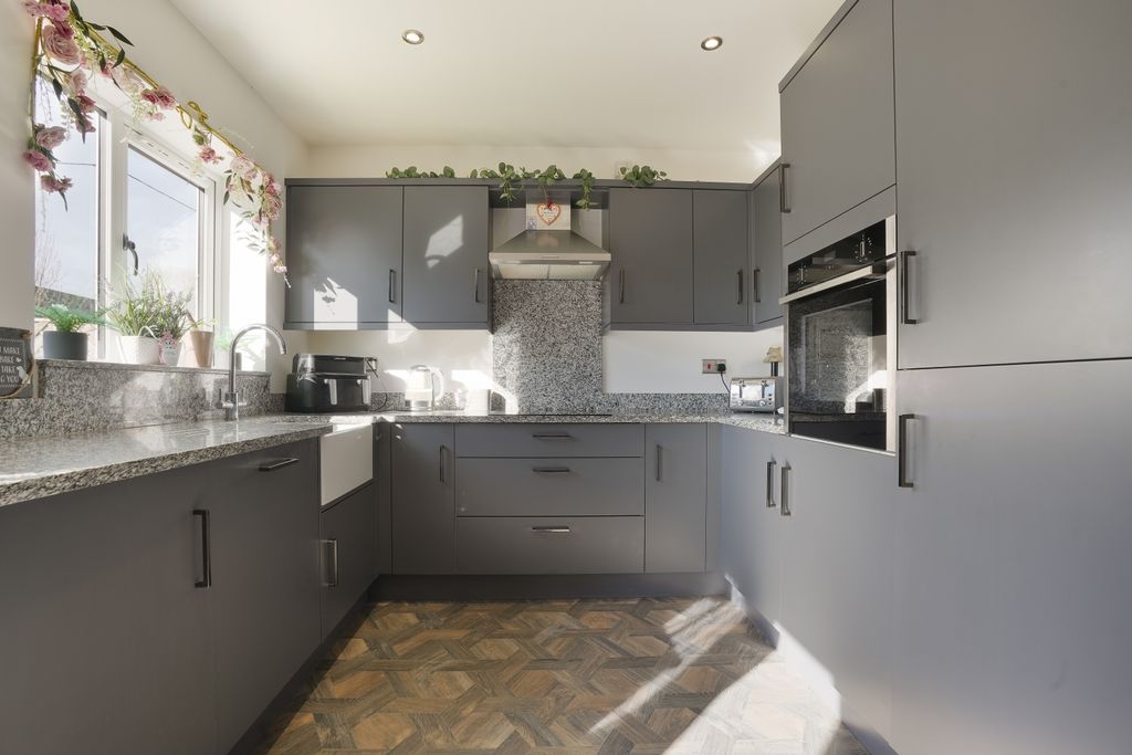 Property photo 3 of 17 Ewemove Estate Agent Scunthorpe Kitchen