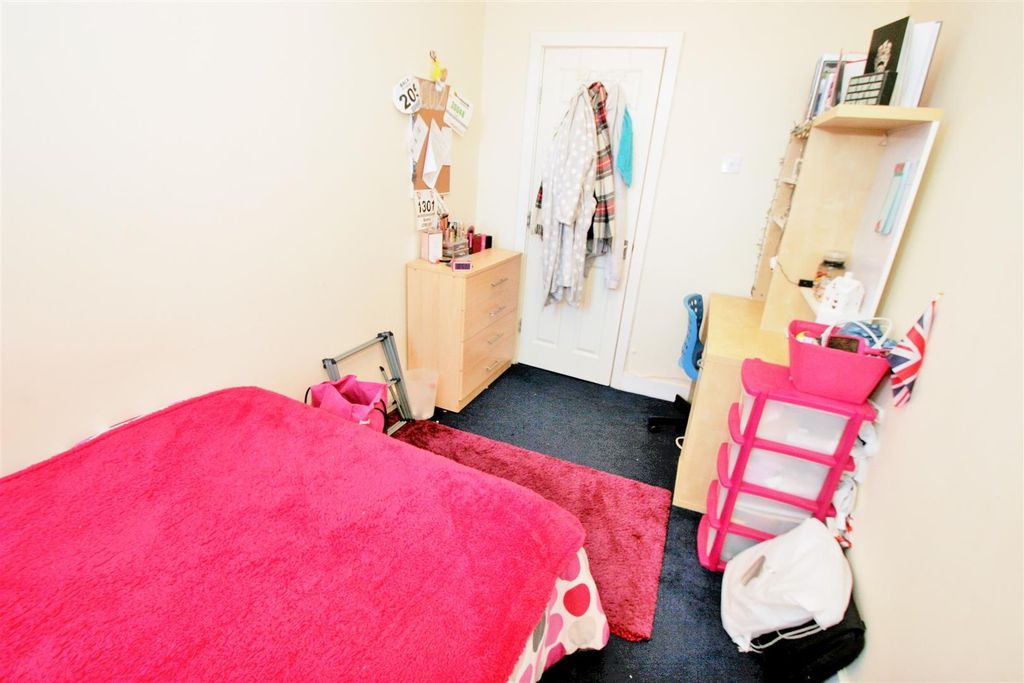 Property photo 3 of 7 A Cozy Student Bedroom Featuring A Vibrant Pink Be...