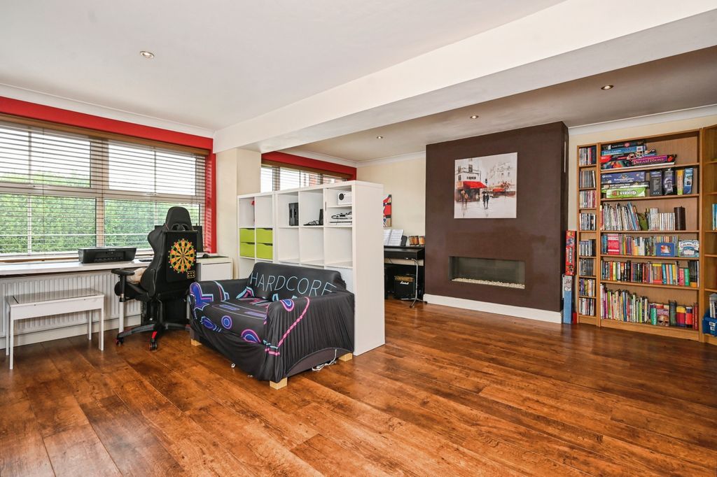 Property photo 2 of 17 Bedroom 5/Games Room