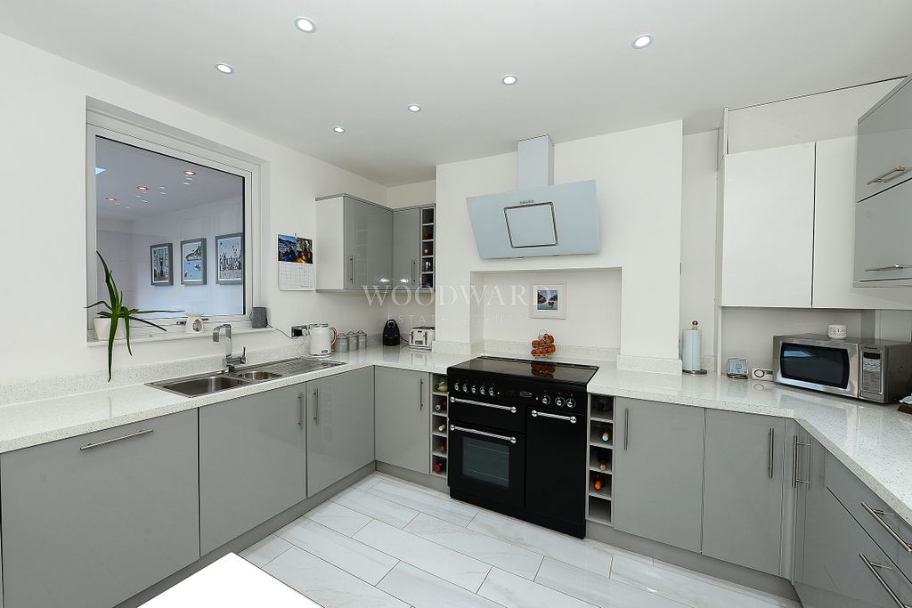 Property photo 3 of 16 Kitchen/Breakfast Room