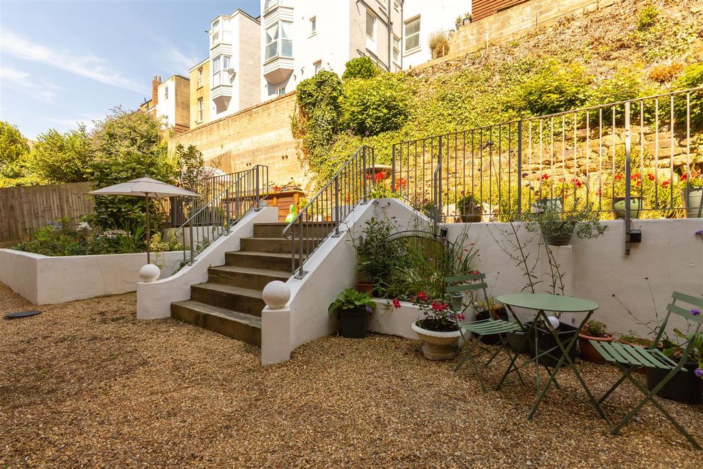 Property photo 2 of 18 Communal Garden