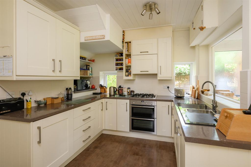Property photo 3 of 21 Kitchen