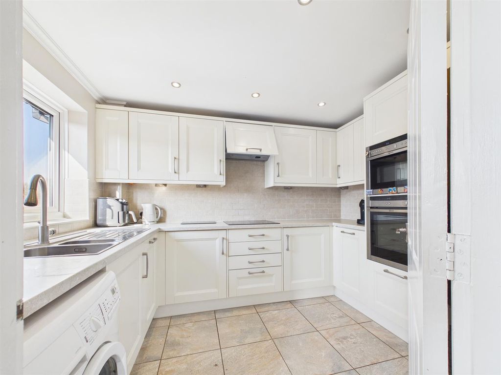 Property photo 3 of 11 Kitchen