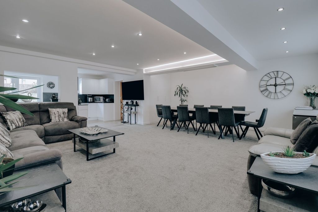 Property photo 1 of 22 Open-Plan Living Area
