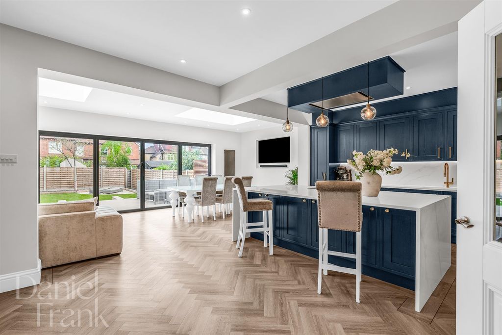 Property photo 2 of 39