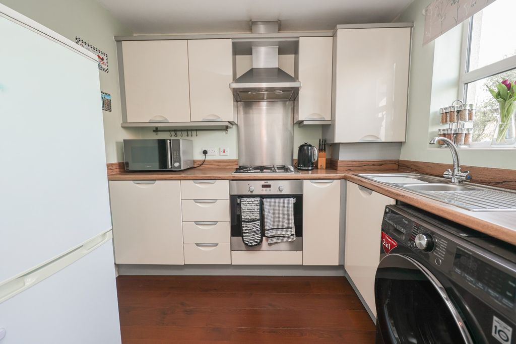 Property photo 3 of 17 4985353