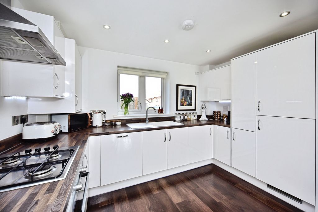 Property photo 3 of 19 Kitchen