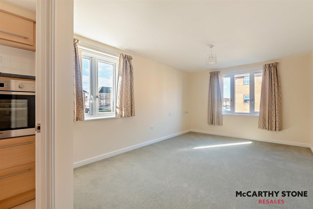 Property photo 2 of 32 8623775-Interior07-800.Jpg