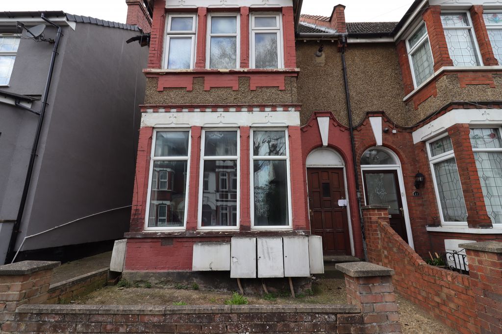 Property photo 1 of 26 Conway Road, Luton Lu4 8Ja