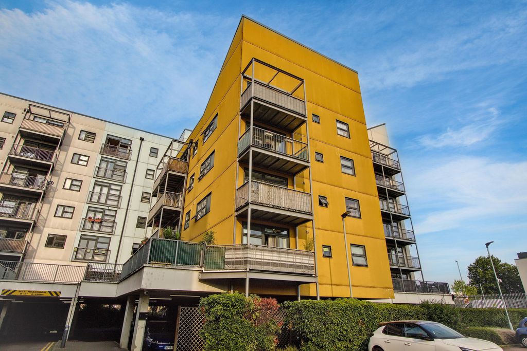 Property photo 1 of 9 171 Maltings Close, Bow, London, E3 3Te