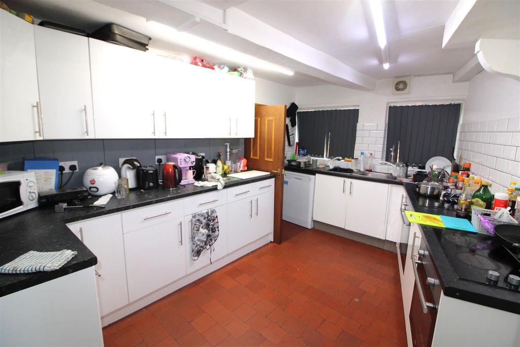 Property photo 3 of 24 Kitchen