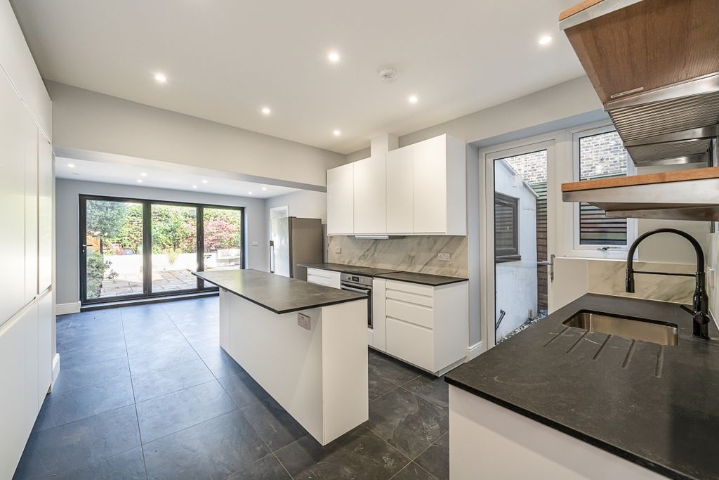 Property photo 3 of 26 119-A-Clapham-Com...