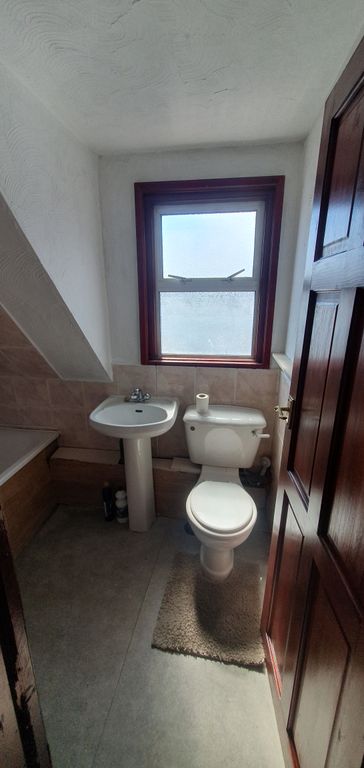 Property photo 2 of 6 Toilet