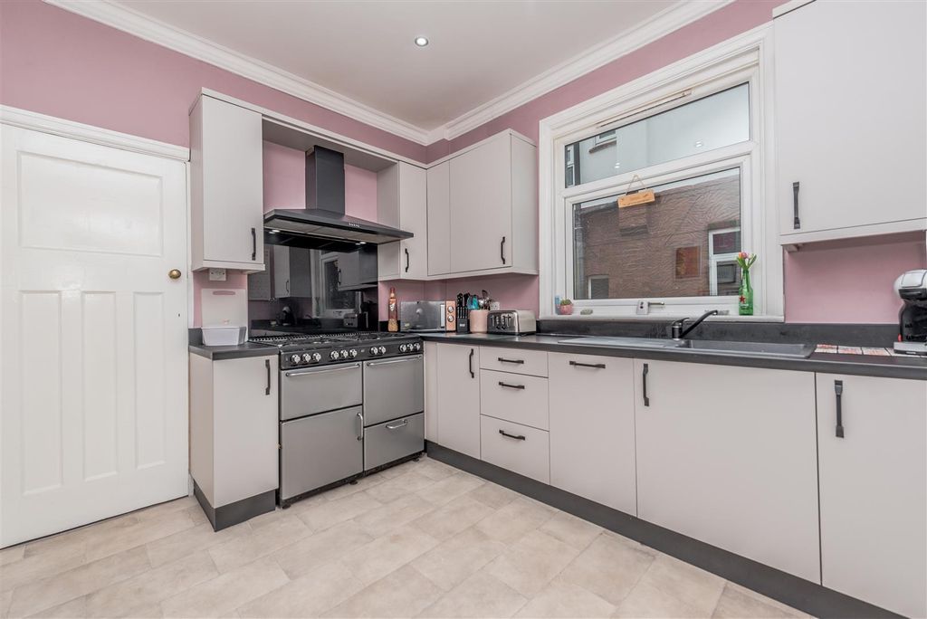 Property photo 3 of 23 Fitted Kitchen: