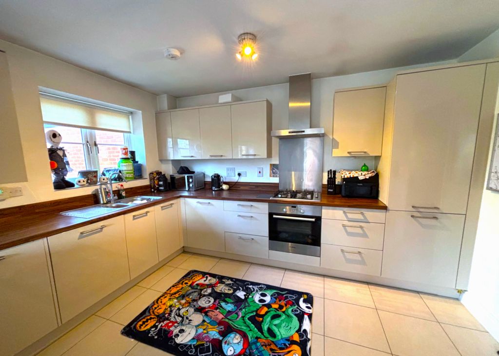 Property photo 2 of 6 Kitchen