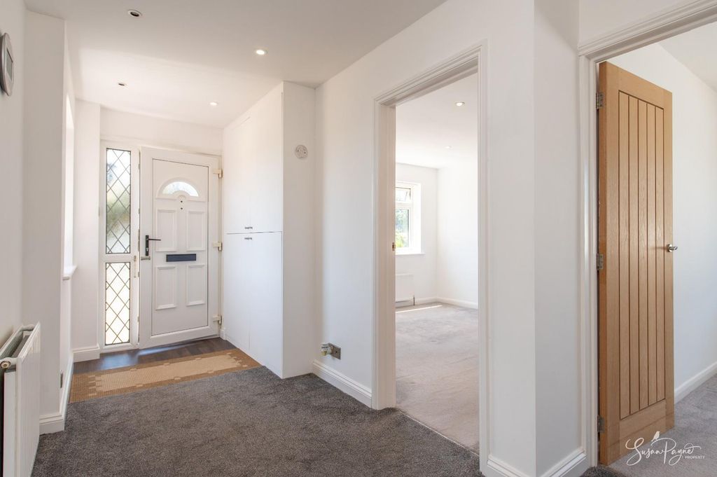 Property photo 3 of 17 Entrance Hall