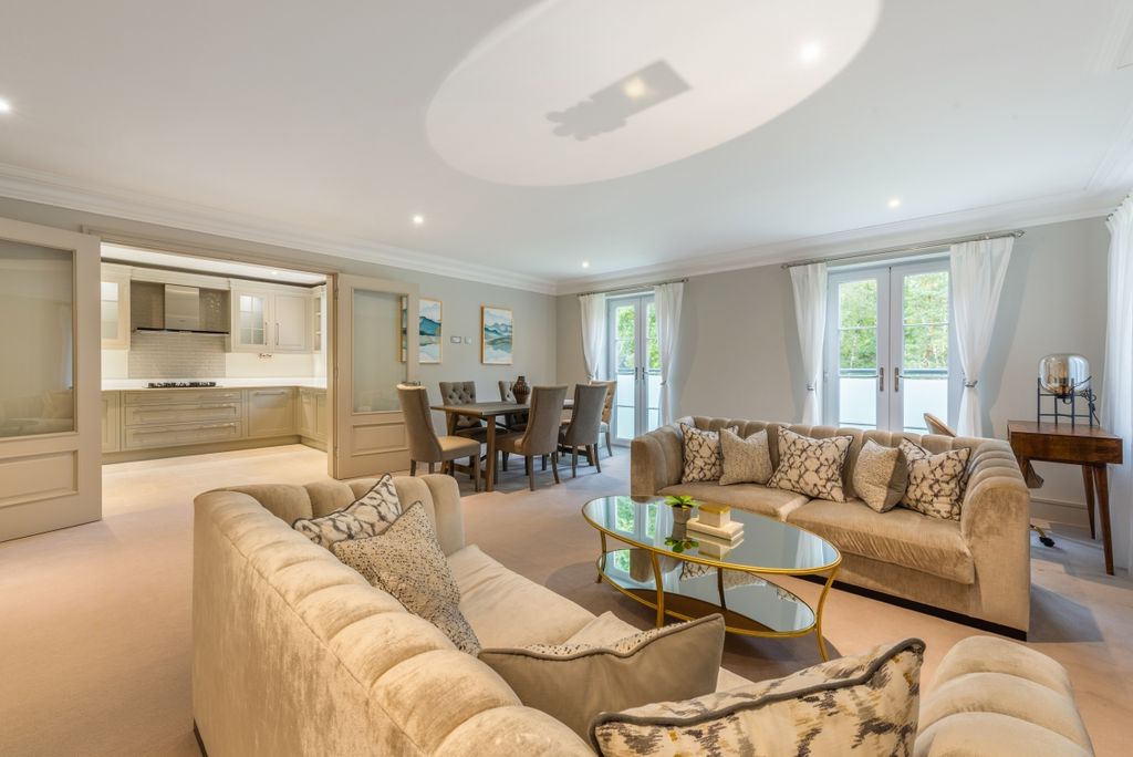 Property photo 3 of 16 Kingswood