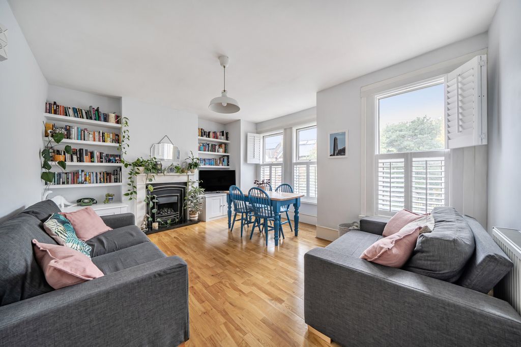 Property photo 1 of 17 Lounge