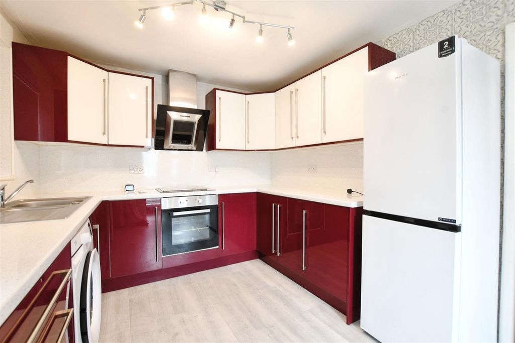 Property photo 2 of 10 Fitted Kitchen