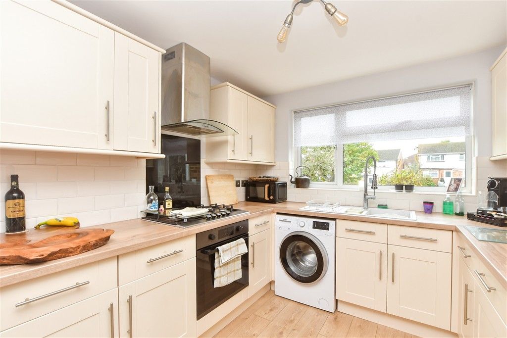 Property photo 3 of 11 Kitchen