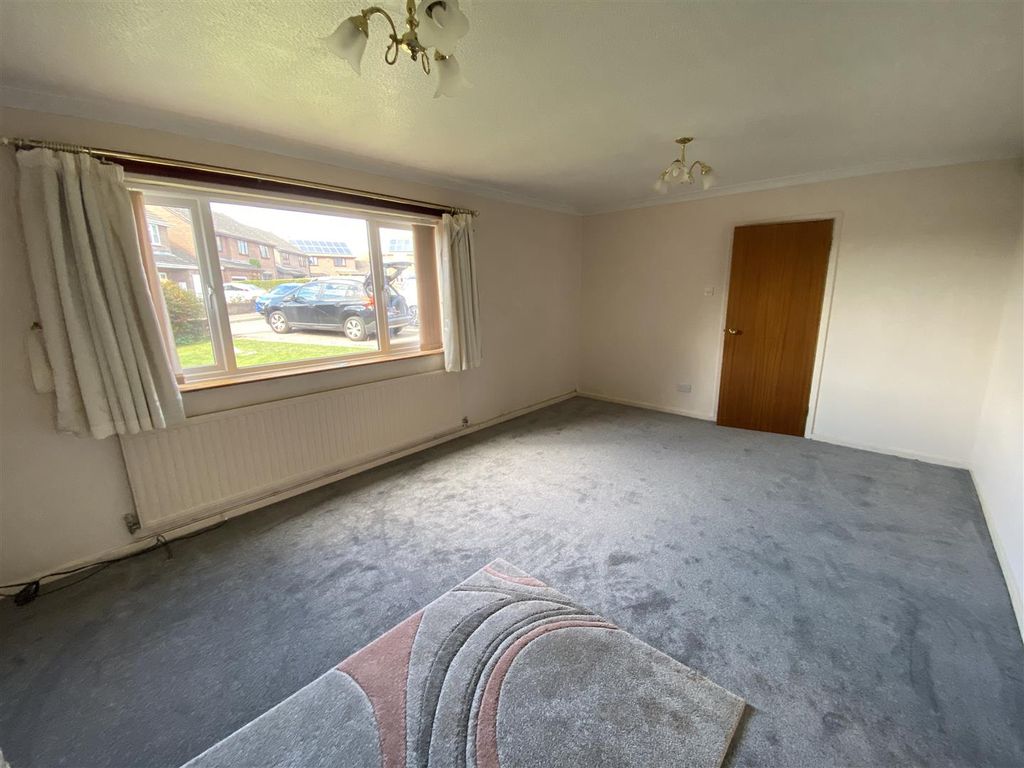 Property photo 3 of 18 Sitting Room