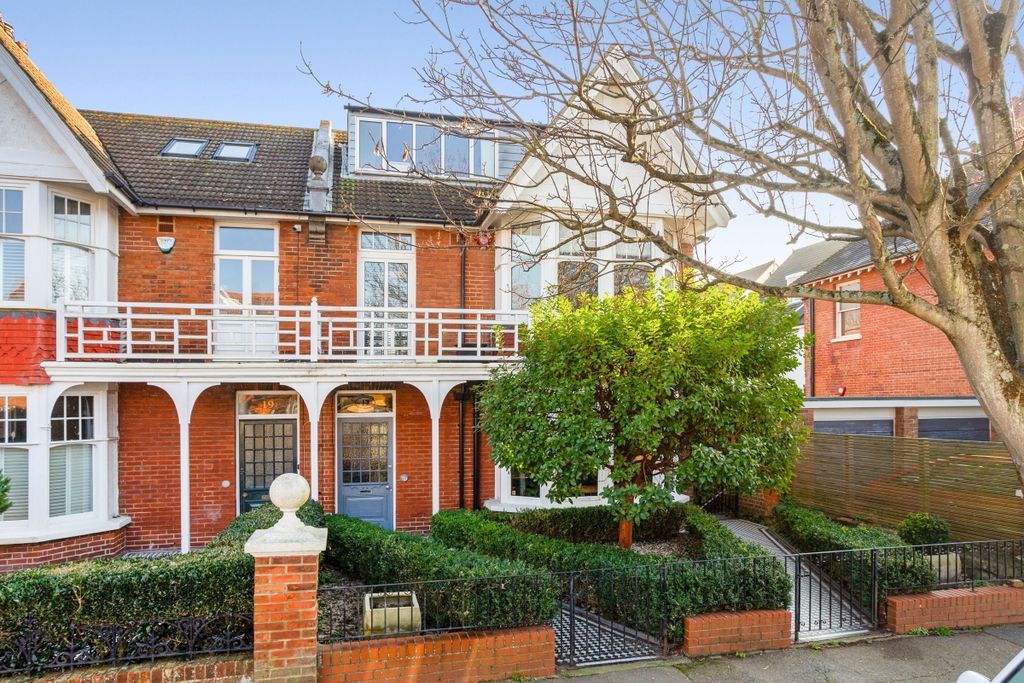 Property photo 2 of 20