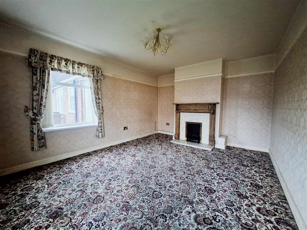 Property photo 2 of 18 Lounge