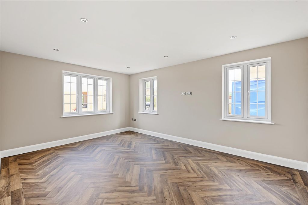 Property photo 3 of 17 Farmhouse-Close-17.Jpg
