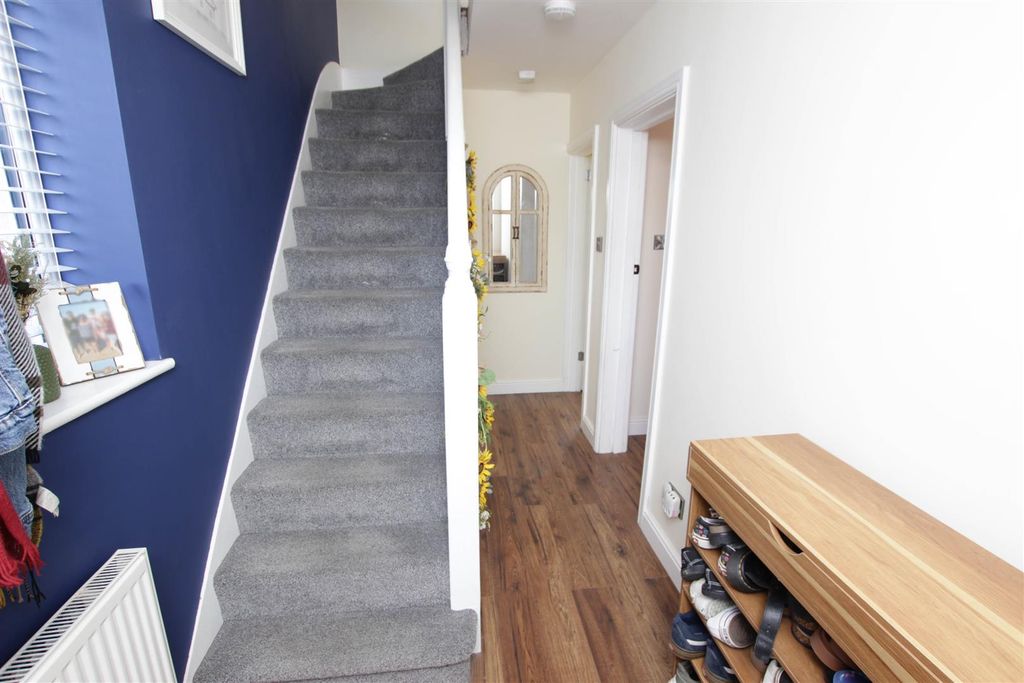 Property photo 3 of 18 Entrance Hall