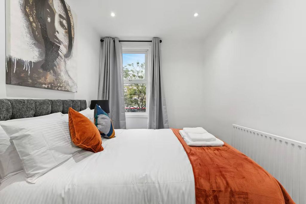 Property photo 1 of 8 Walworth Road, Elephant &amp; Castle, Se17 1Rl