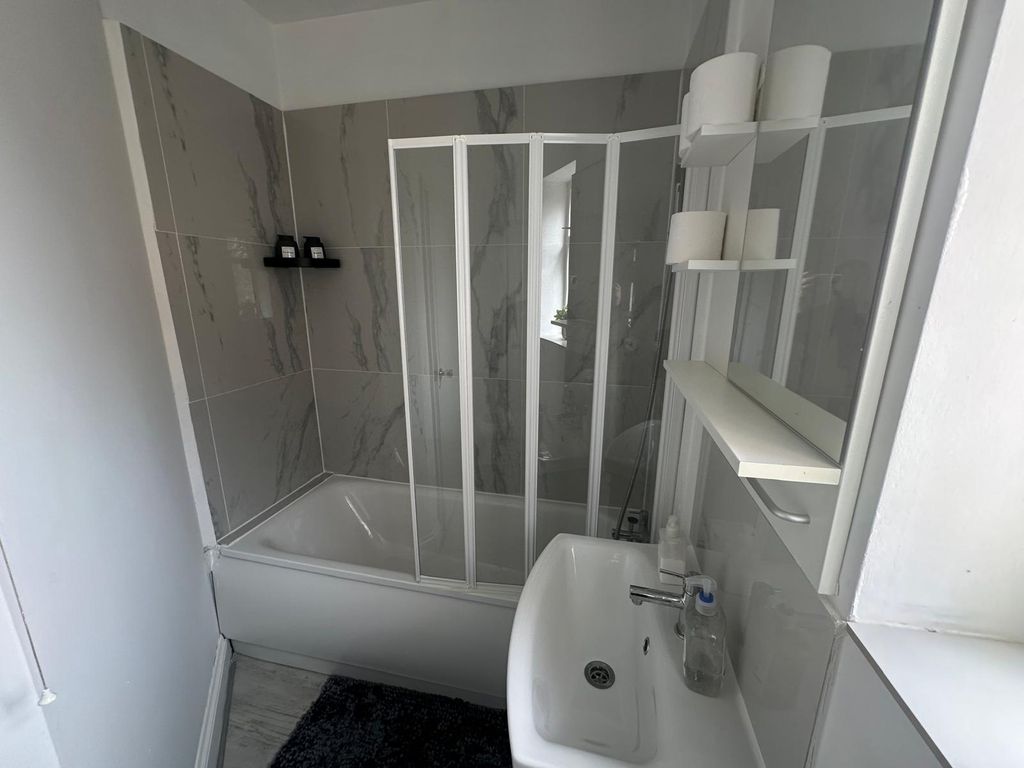 Property photo 3 of 8 Bathroom