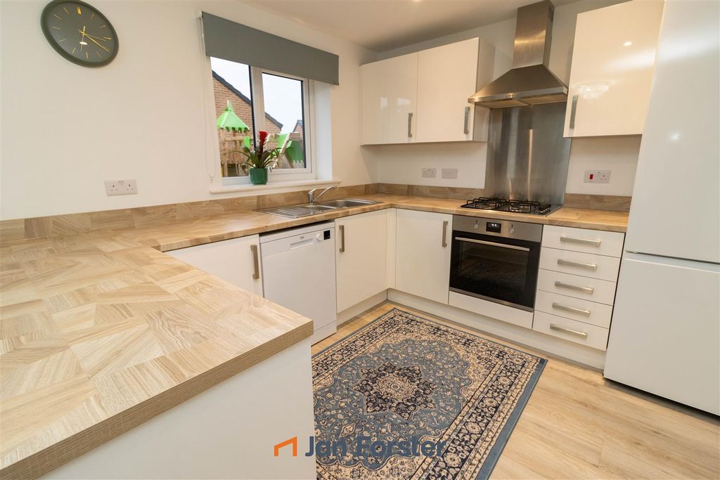 Property photo 3 of 19 Kitchen