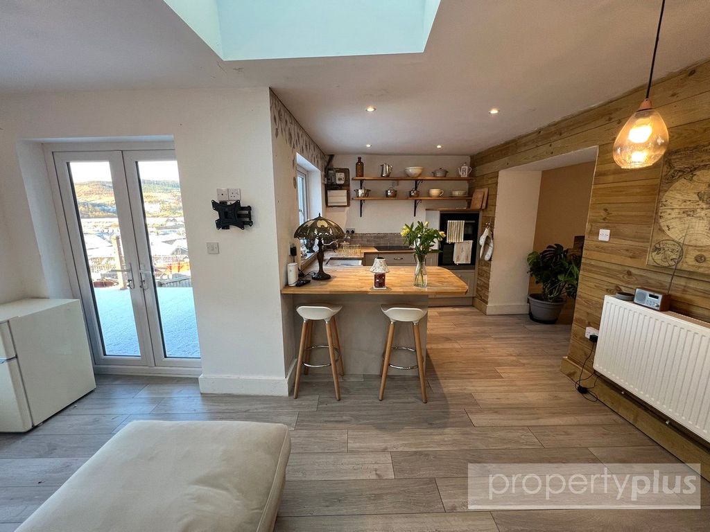 Property photo 2 of 18 Picture No. 16