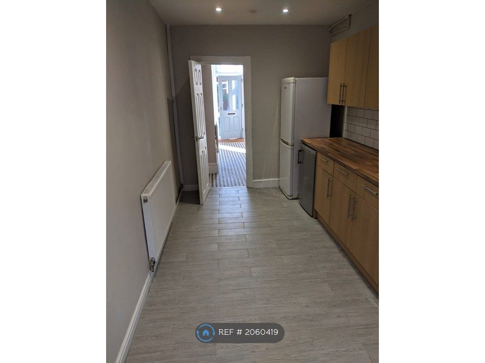 Property photo 3 of 11 Hall