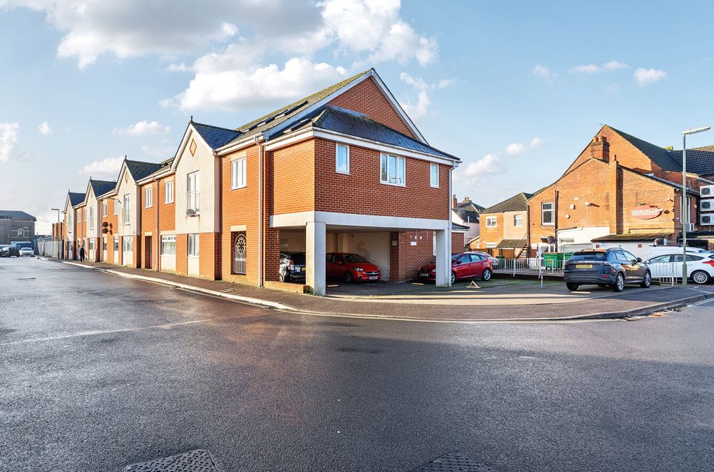 Property photo 1 of 8 1401751-3-6979Dcb...