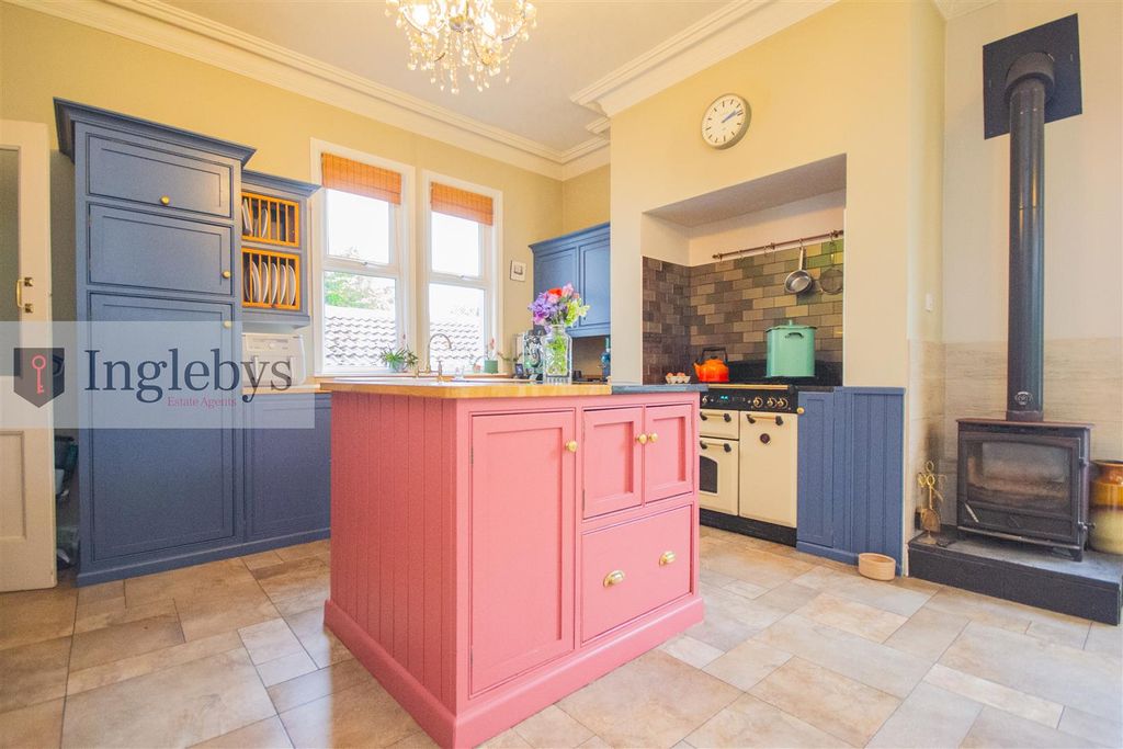 Property photo 3 of 35