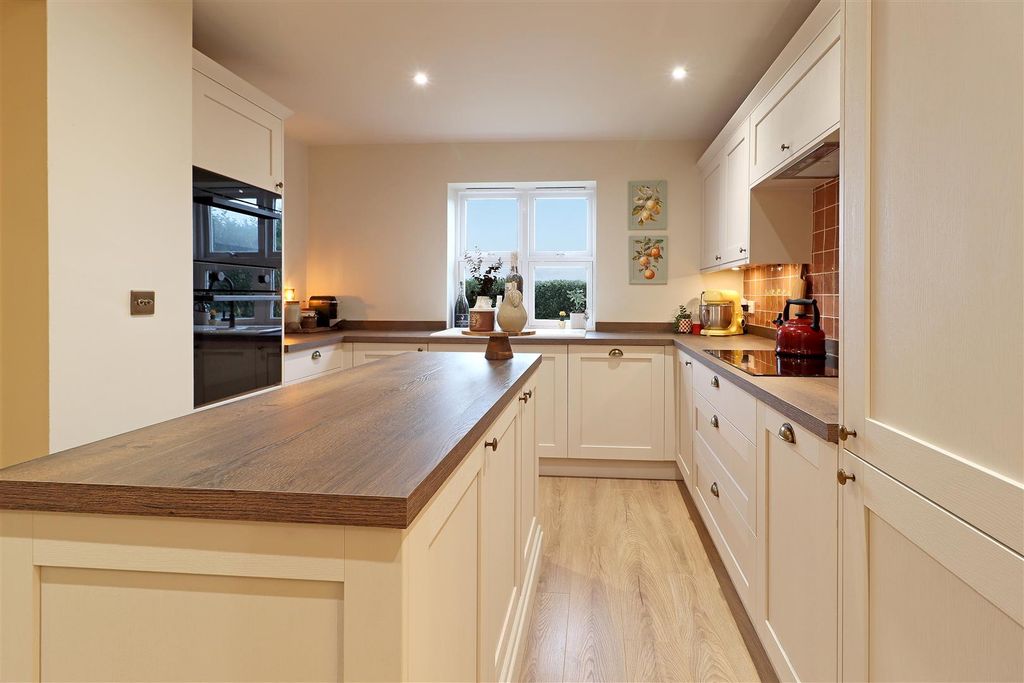 Property photo 3 of 12 Kitchen / Dining Room