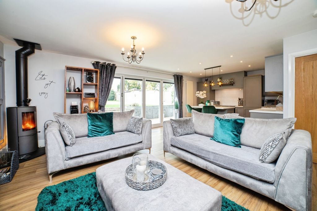 Property photo 1 of 34 Lounge