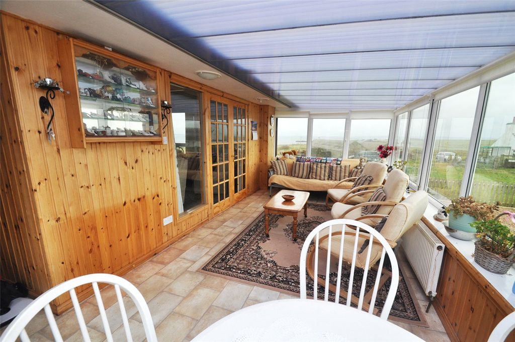 Property photo 3 of 18 Conservatory (2)