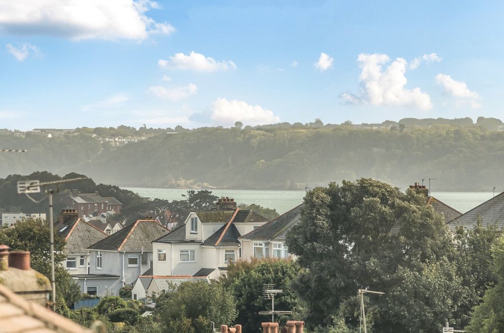 Property photo 2 of 17 2 - 1354417-11-68c830...