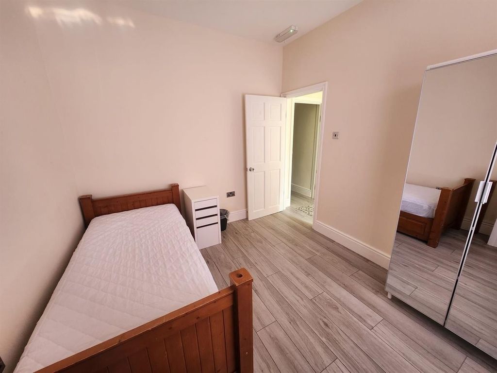 Property photo 1 of 12 A Bright And Clean Student Bedroom Featuring A Sin...