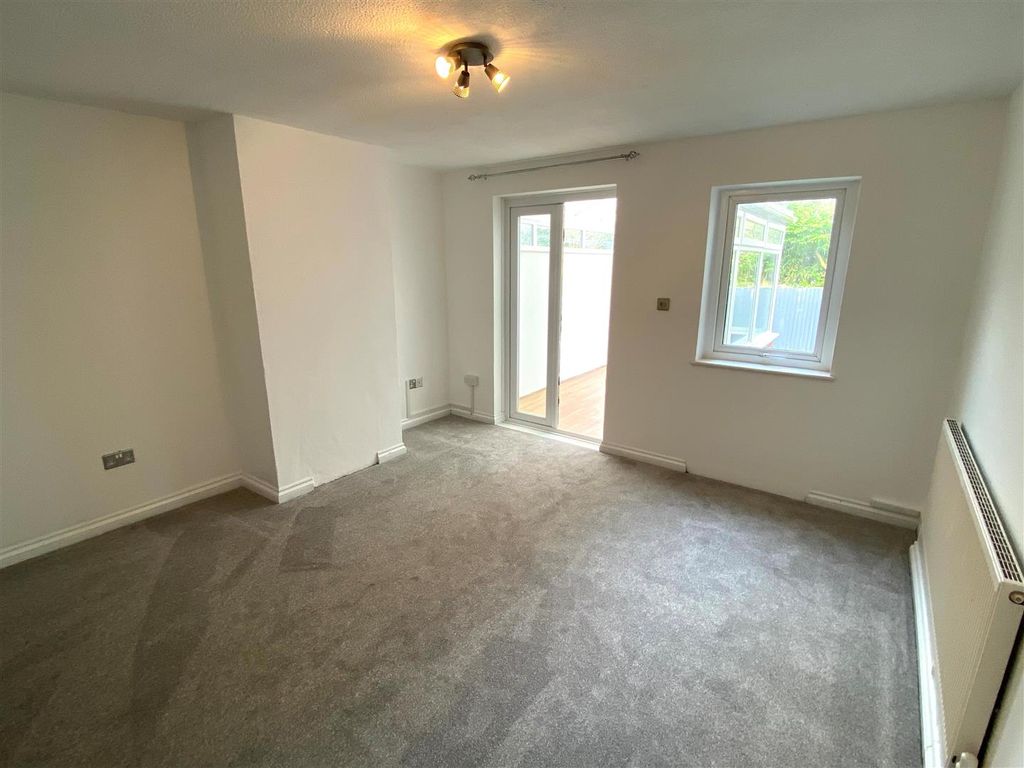 Property photo 3 of 14 96 Trelawney Parc Lounge