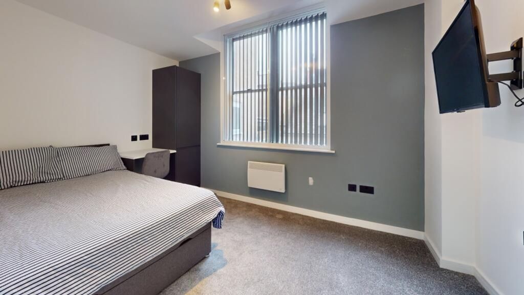 Property photo 3 of 11 A Spacious And Well-Lit Double Bedroom Featuring m...