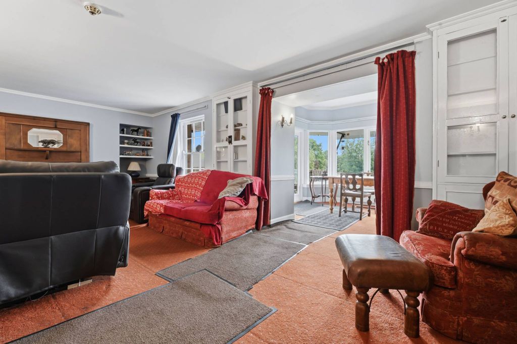 Property photo 2 of 32