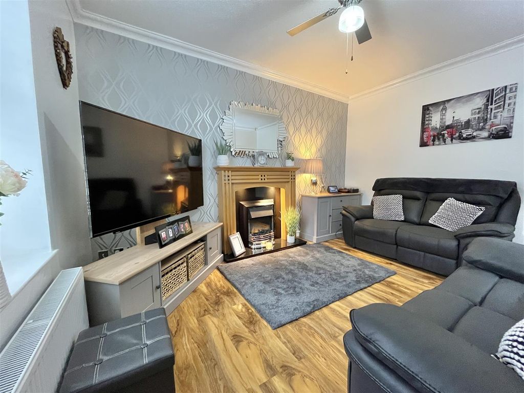 Property photo 3 of 16 Lounge