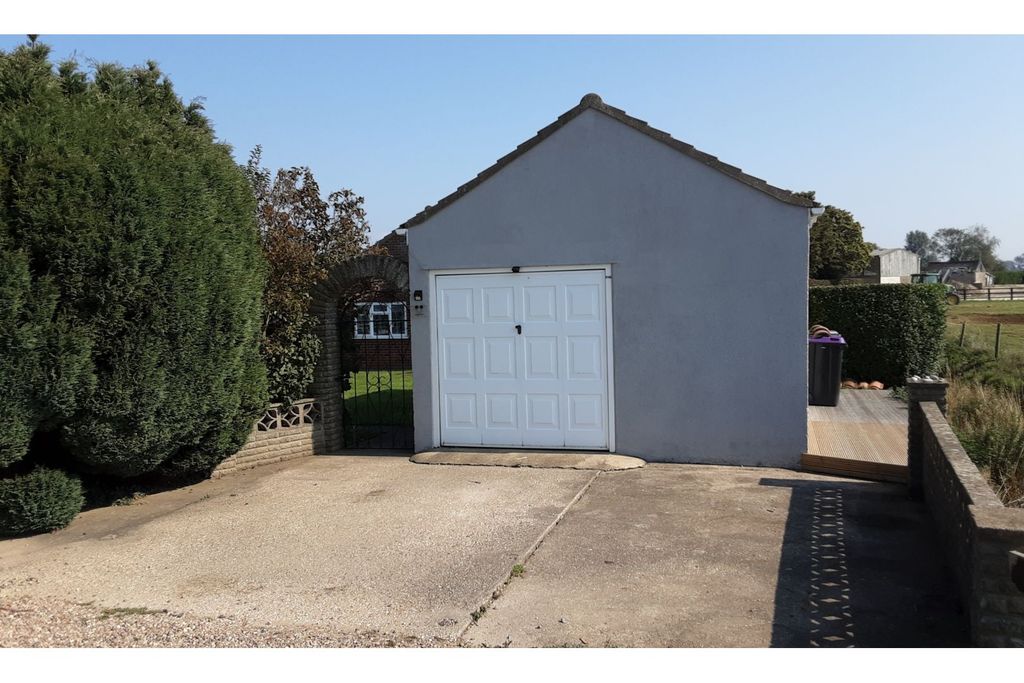 Property photo 3 of 18 Garage