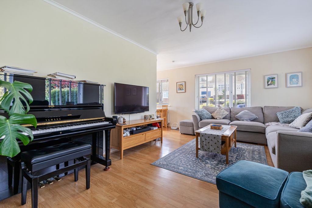 Property photo 3 of 12 A08 - 30 Copythorne Rd Brixham - 250423