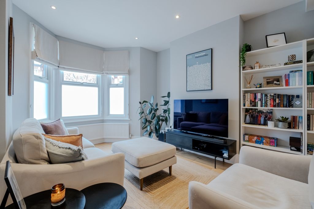 Property photo 3 of 18 134-Engadine-Stre...