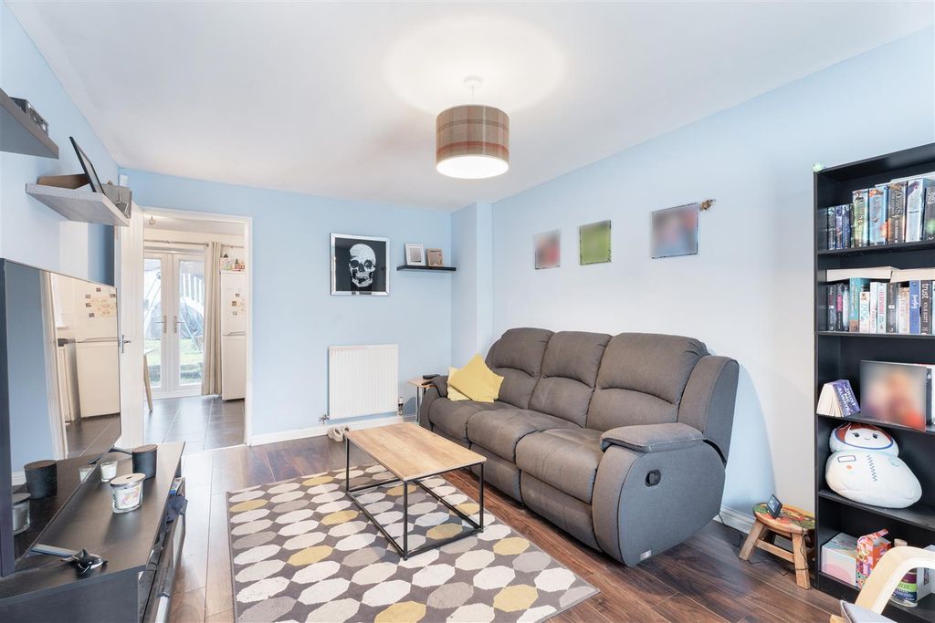 Property photo 3 of 17 Lounge 2