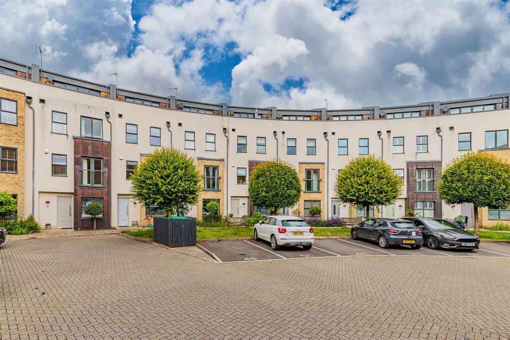 Property photo 1 of 21 The Crescent 3-37.Jpg